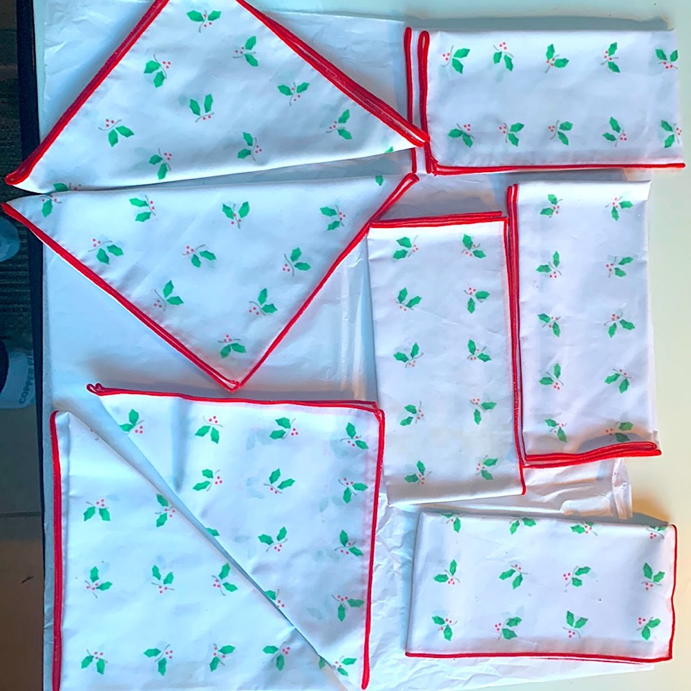8 Vintage Holly Berry Napkins, 13 x13, red edging trim
